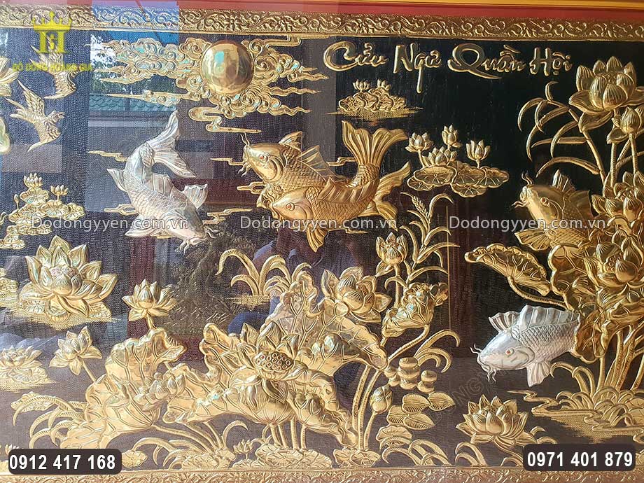 Nổi bật tr&ecirc;n nền đen h&igrave;nh ảnh ch&eacute;p ch&eacute;p được l&agrave;m m&agrave;u trắng v&agrave; n&acirc;u giả cổ v&ocirc; c&ugrave;ng nổi bật, sắc n&eacute;t